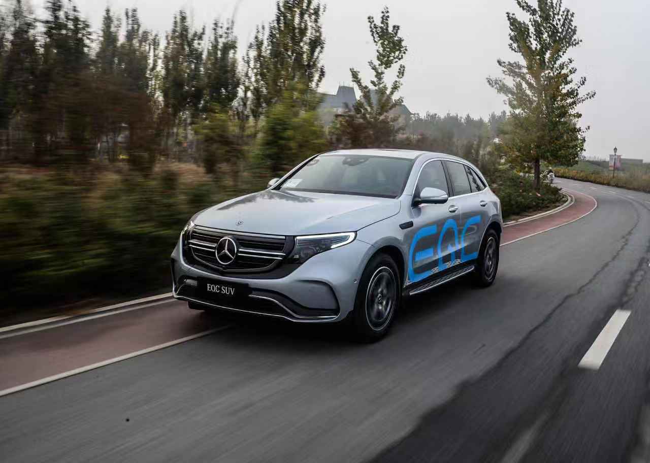 作为奔驰旗下首款纯电动suv,也是奔驰打出的第一张电动牌,eqc承担的则