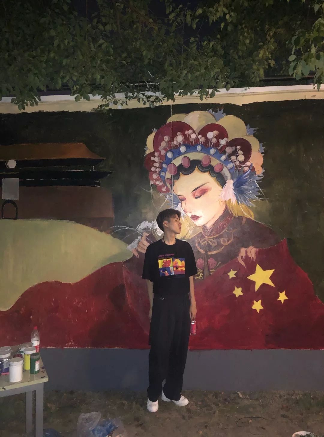 以黑色长裤白色跑鞋洋溢着浓浓运动感披着五星红旗的涂鸦也很美哇