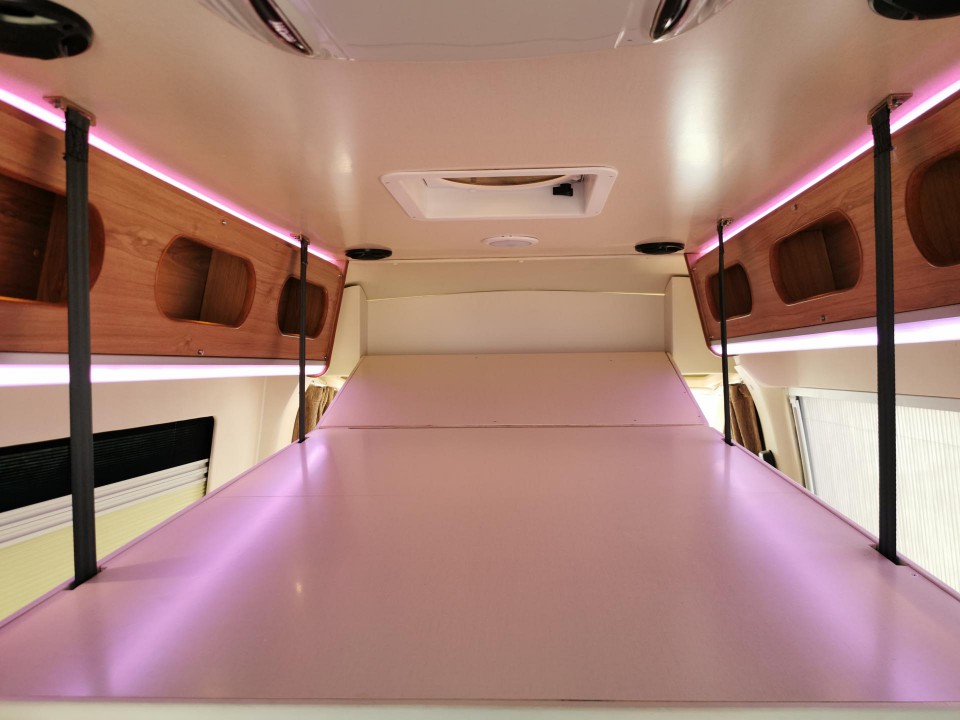 应运而生再创新品亚星b型6座中置豪华电动升降床房车