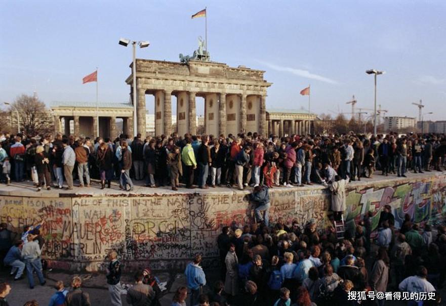老照片轰然倒下的柏林墙见证墙倒众人推的历史时刻
