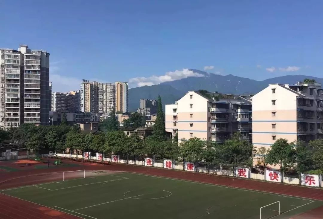 峨眉一小有着悠久的办学历史和深厚的文化底蕴,学校紧紧围绕 "立德