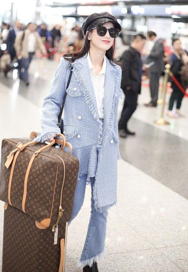 黄圣依高调走机场,2万1的lv行李箱配爱马仕,豪门阔太就是不一般