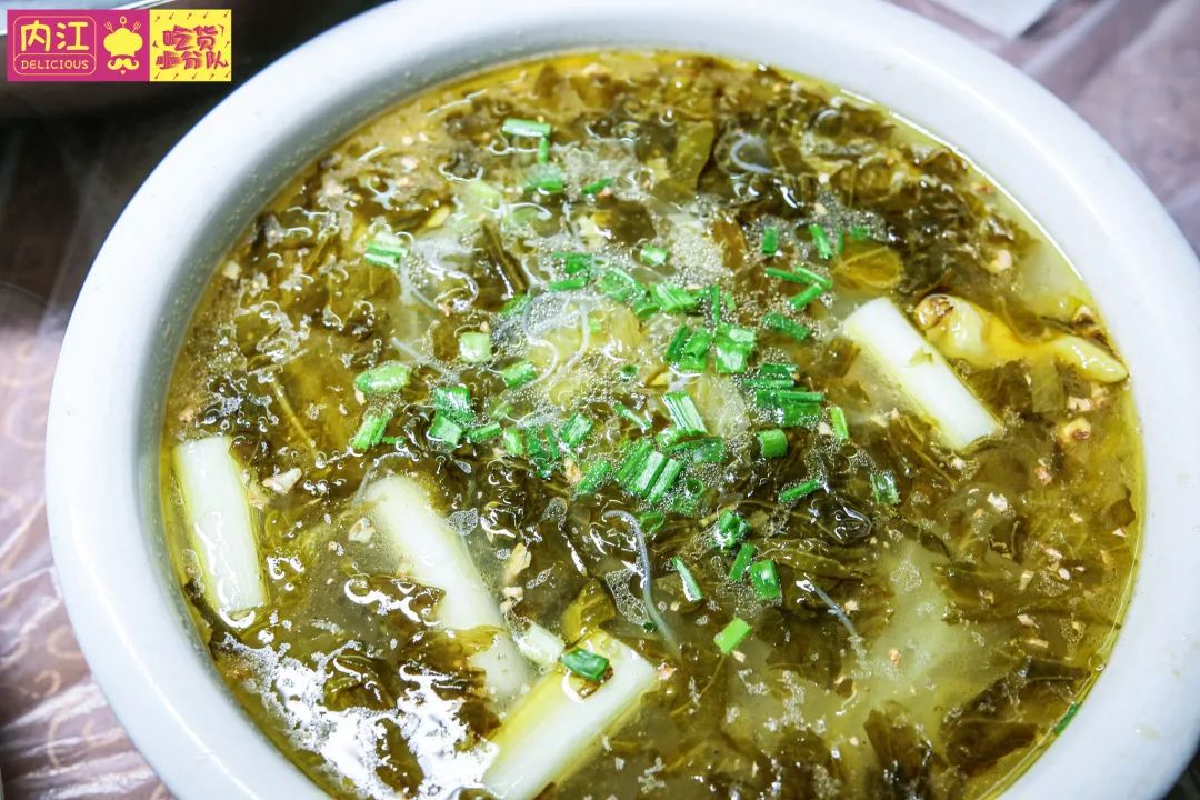 都是好下饭的开胃菜酸辣土豆丝,酸菜粉丝汤吃货妹还点了两盘菜在等鱼