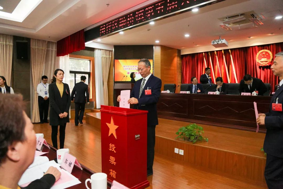 李小山当选颛桥镇人民政府镇长