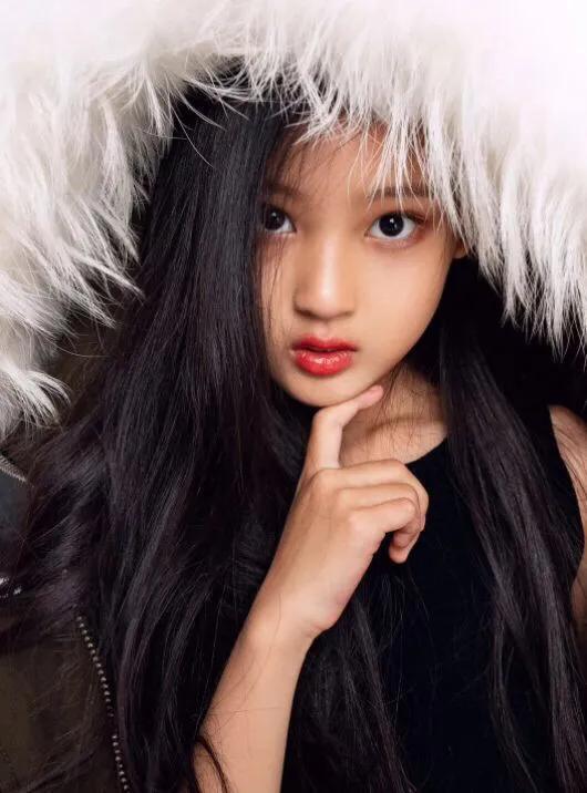 王俊凯妹妹长大了,神似宋祖儿,粉丝感叹真是一家子!_哥哥