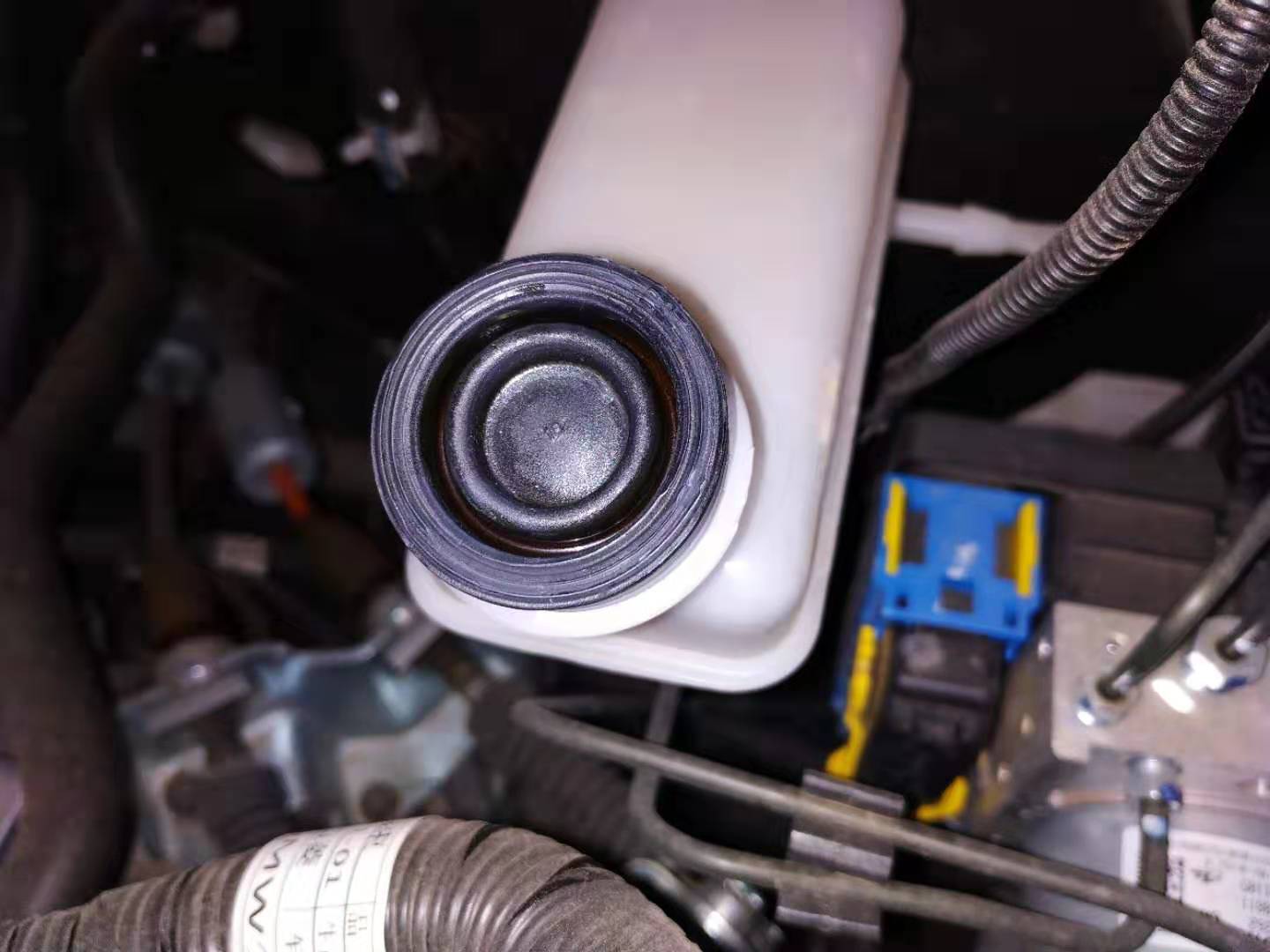 拆解刹车油壶盖子,没想到小小的盖子还暗藏玄机