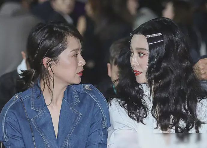 范冰冰为力证自己没有被冷落看秀期间全程与海清热聊脸都笑僵了