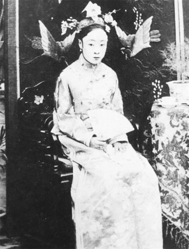 是清朝末年摄政王载沣的福晋,也是中国最后一位皇帝宣统皇帝爱新觉罗