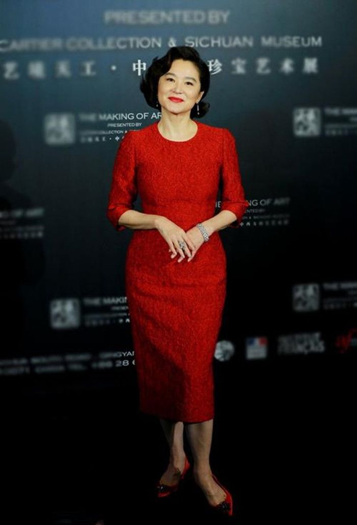 林青霞年轻时是美人,老了后仍然人美,穿黑色旗袍优雅大方