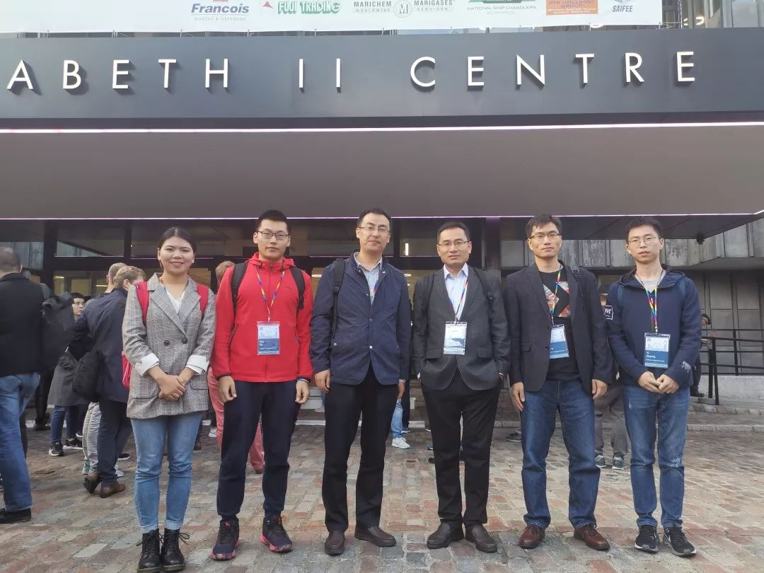 (2019年9月,团队成员於志文(右三)教授,郭斌(左三)教授和同学们在英国