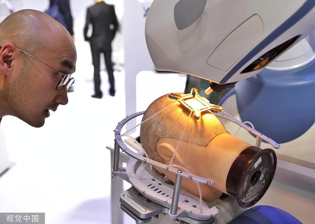 2019进博会:植发手术辅助机器人首次亮相进博会