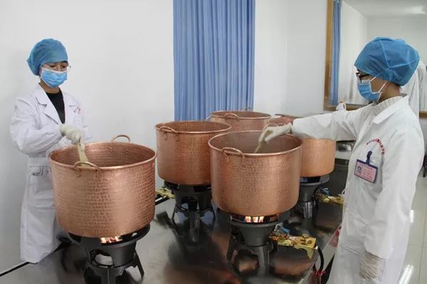 最后,活动现场的中心,最具瞩目的焦点——膏方专家养生义诊团!