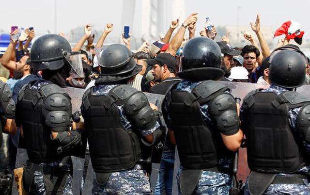 自从10月初以来,首先是在首都巴格达地区出现不满政府的游行者,随后