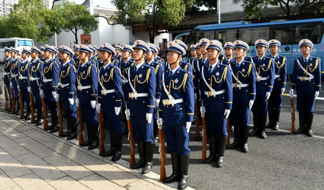 最帅男神团多了个新称谓福州市五一广场国旗护卫队授牌亮相