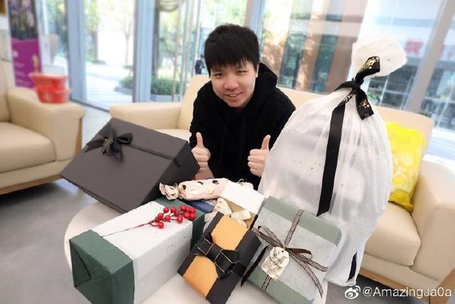 随后aj的一众好友和粉丝们前来送上生日祝福.