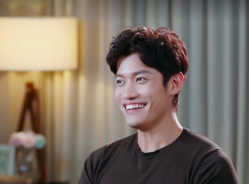 原创陈乔恩和艾伦看电影,一个细节不合常理,炫富?还是"演"恋爱