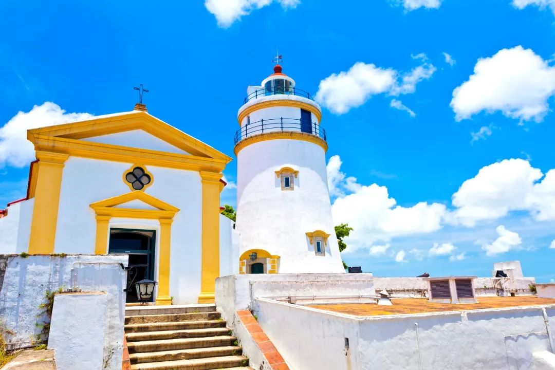 从1865年开始,东望洋灯塔就屹立在澳门最高的山——东望洋山上,为远行