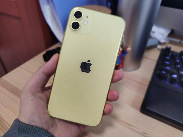 其实和去年的iphone xr几乎一样,苹果iphone 11正面还是大刘海的外观