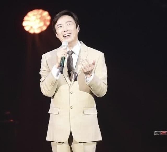 64岁费玉清正式封麦,退隐前赚两亿,直言:无法给江蕙幸福_演唱会