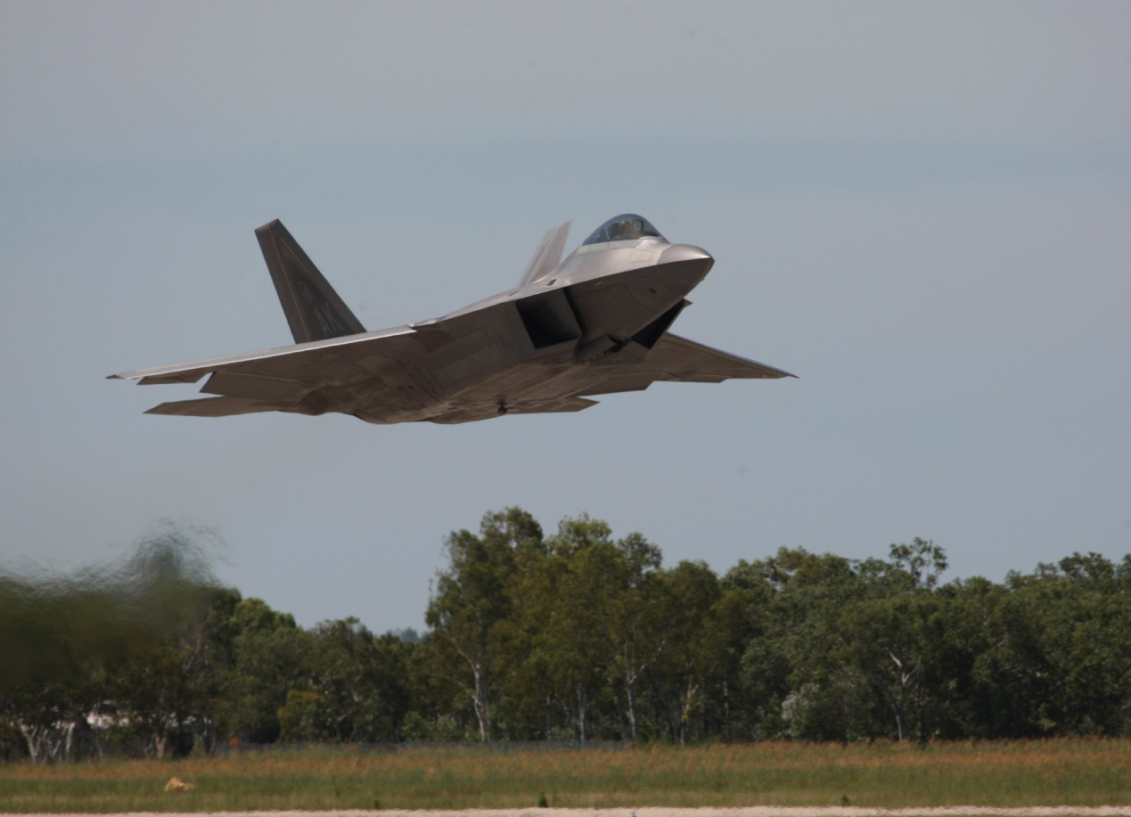 f22强在哪正面雷达截面仅1厘米隐身性顶级却摔了5架