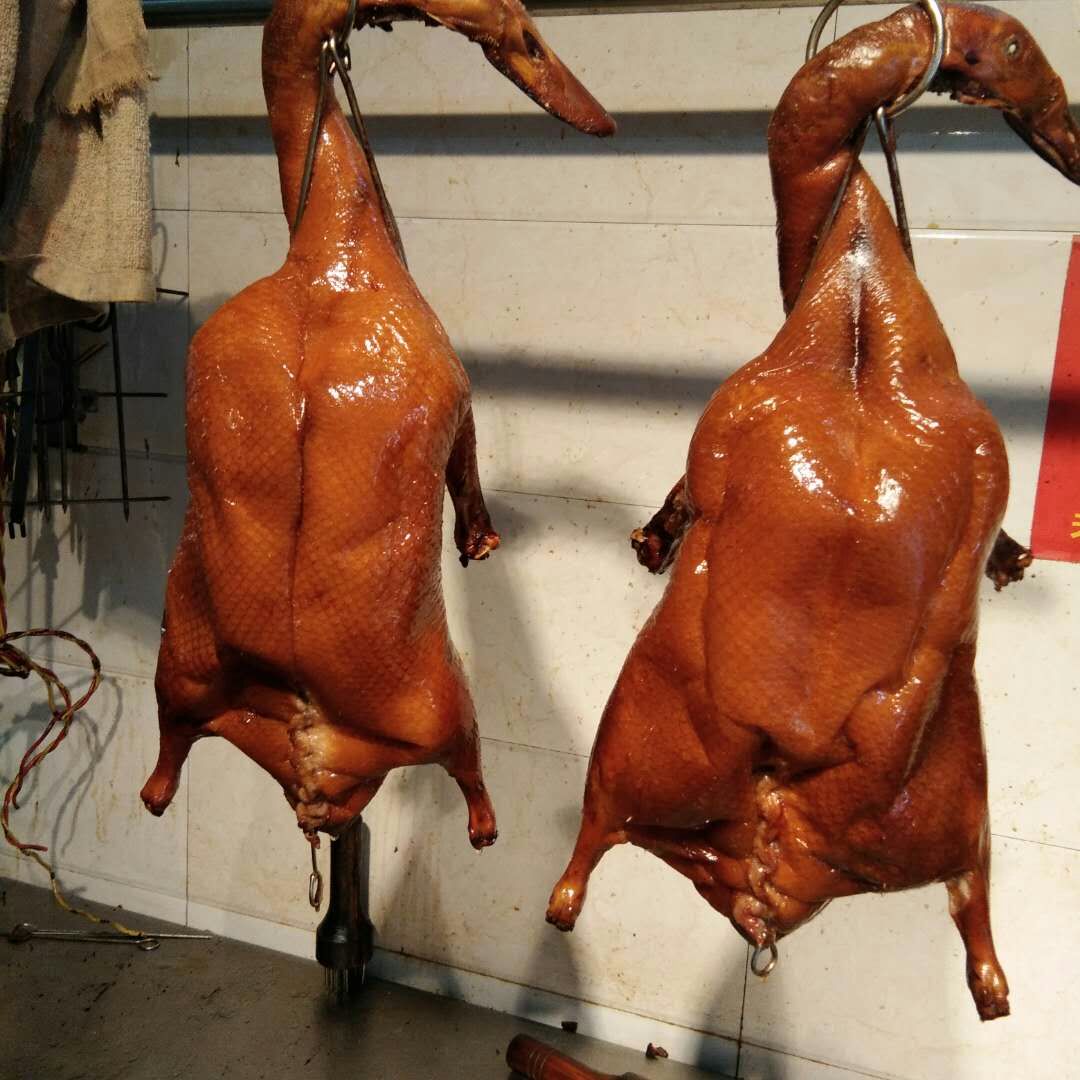 我们知道火苗大小直接影响的是温度,而烧鸭上色主要因