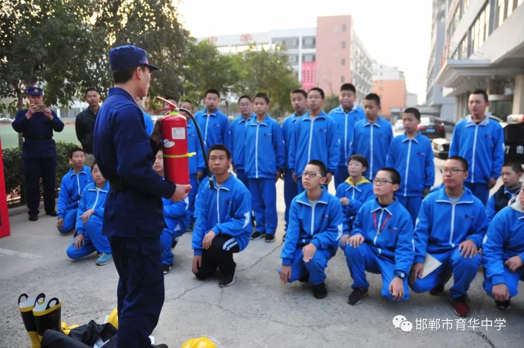 注重消防安全共享平安校园育华中学开展消防安全知识讲座及消防器材