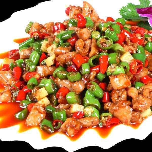 小煎鸡水煮肉片是川菜里面的一道传统名菜,面上淋了一层红油,辣椒,但
