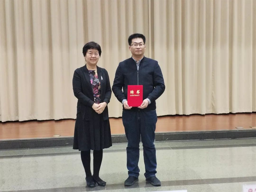 校外育人基地代表,天津市海河中学团委书记段帅帅向我校红色文化育人