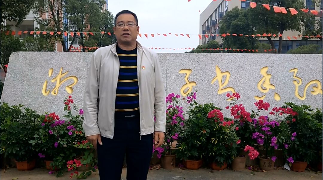 全州高中校长邓斌在捐款仪式上对俞先生关爱母校的行为表示感谢当然