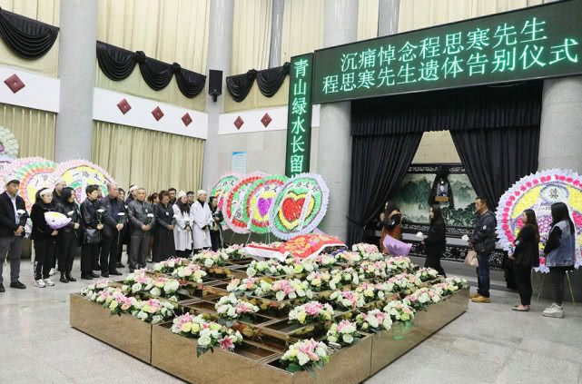 原创程思寒一儿一女参加父亲追悼会女儿貌美如花现场哭成泪人