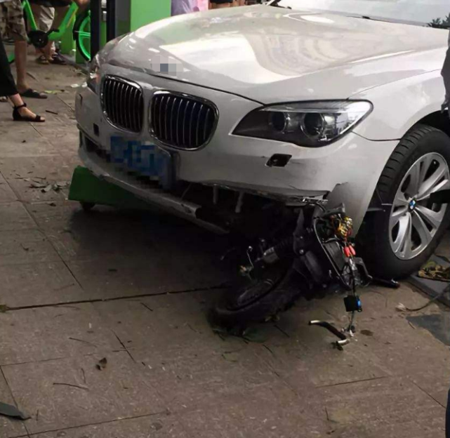 宝马撞坏自行车,就想花800私了?自行车车主:你车卖了也不够赔
