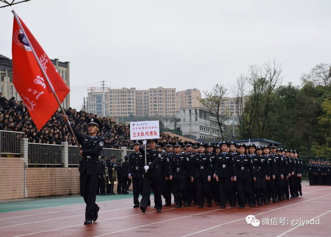 開幕式在洪亮的人民警察之歌中結束.