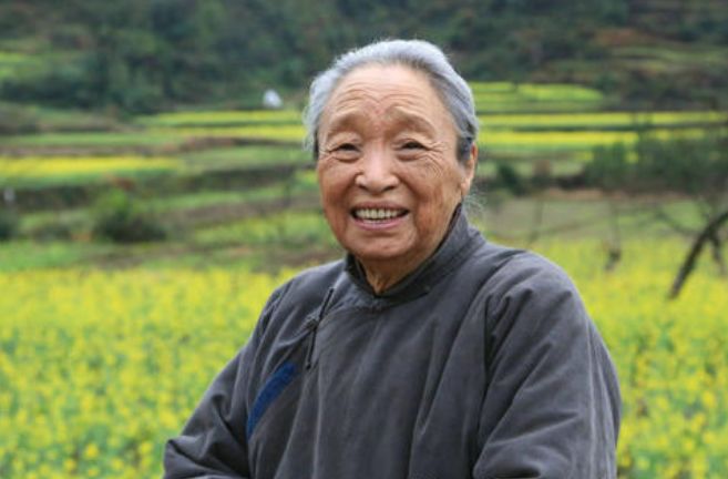 柏青奶奶1938年出生于吉林,是中国评剧,影视演员,国家一级演员,但她