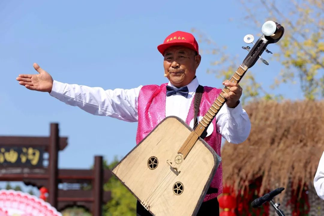 山东兰陵|70岁农民大爷组建"胡捣鼓乐队",乐器竟是如此另类!_舞台