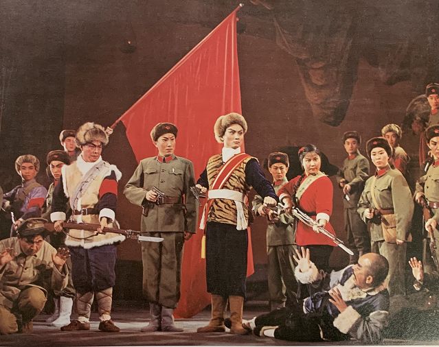 唱的那样:"解放区的天是明朗的天,解放区的人民好喜欢……"新中国以她