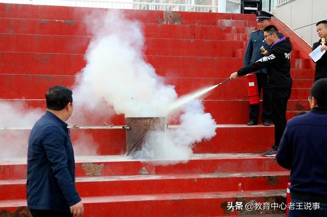 寶雞市蔡家坡高級(jí)中學(xué)舉行2019消防疏散演練(圖8) 寶雞市蔡家坡高級(jí)中學(xué)舉行2019消防疏散演練(圖8)