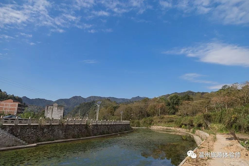 玉带溪永嘉县鹤盛镇蓬溪村四面高山环绕,村落所在盆地中央有,一条小溪