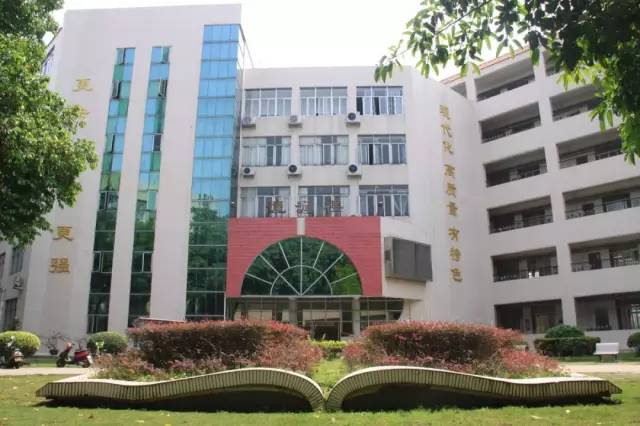 东莞市第四高级中学塘厦中学经历几十年来春风化雨,五洲大地桃李芬芳.