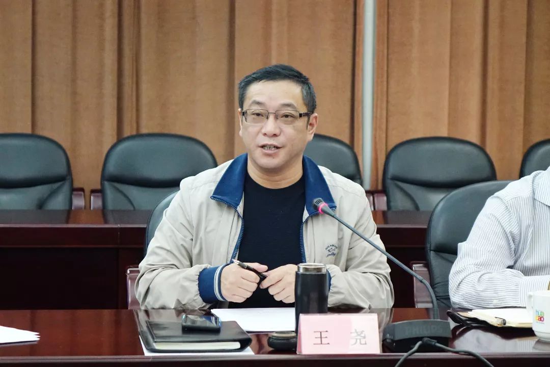 镇党委副书记,镇长王尧在会上专题传达了党的十九届四中全会精神.