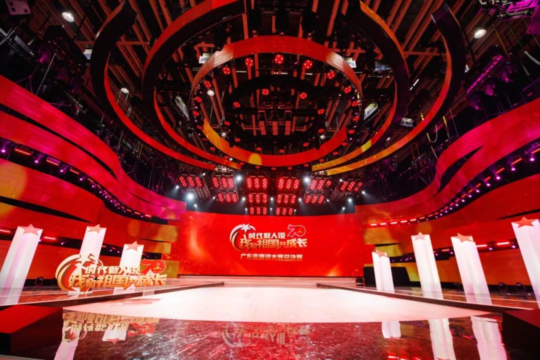 诶这名海关关员在广东卫视1600平的演播大厅干啥呢