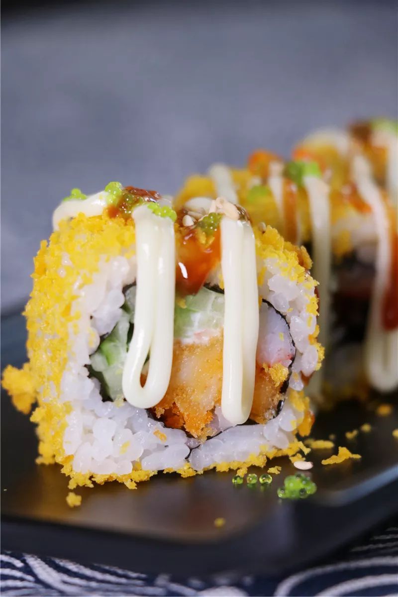 8元吃到招牌寿司卷!老板胆子太大了!@全城日料控!这次吃到爽!_黄金卷