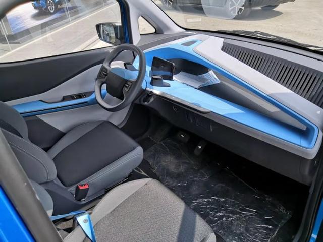 可能很多人会担心小型车的空间,但是宝骏e200的内部乘坐空间却是绰绰