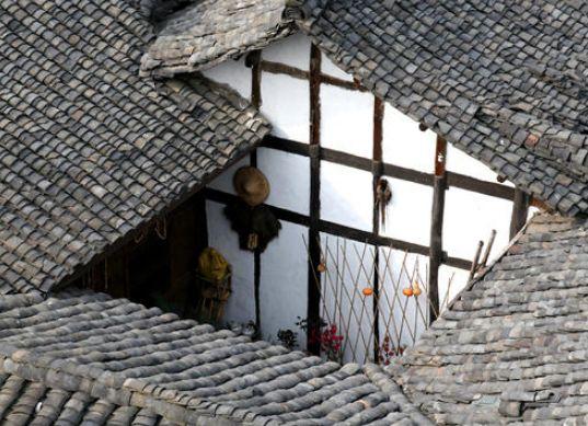 "冷摊瓦",即瓦面可透气,草房顶亦然,这是为适应省内潮湿闷热的气候.