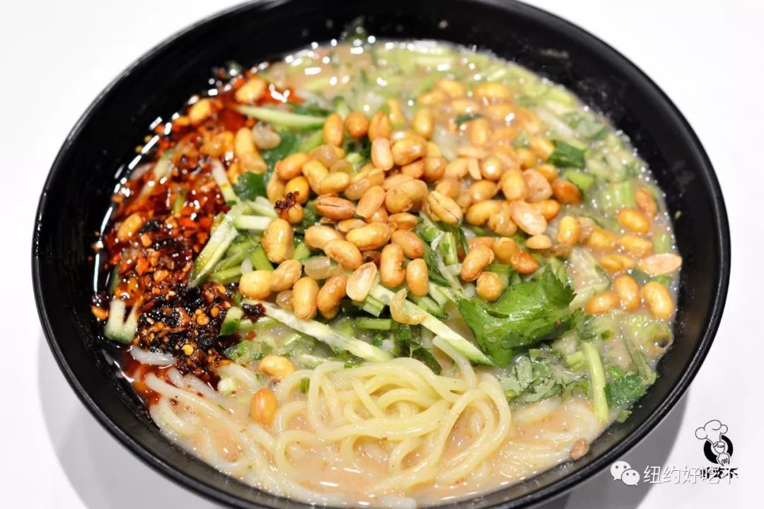 担担面这道东北风味的担担面,与成都担担面大不相同,非常有自己的特色