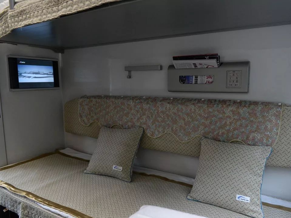 火车卧铺车厢被分成了一个个小隔间,硬卧和软卧的隔间区别在于有没有
