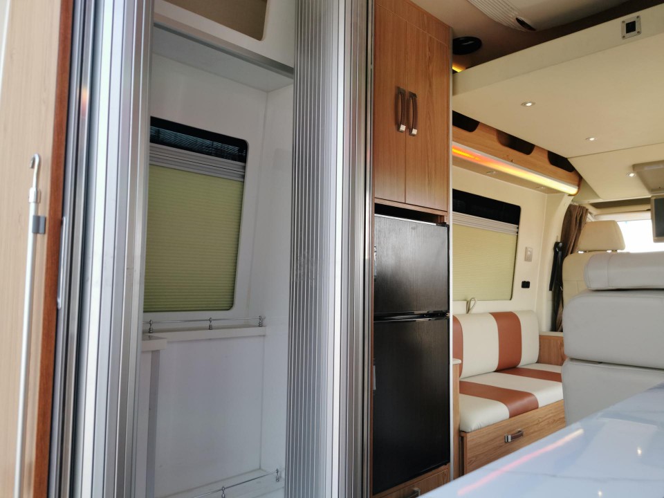 应运而生再创新品亚星b型6座中置豪华电动升降床房车