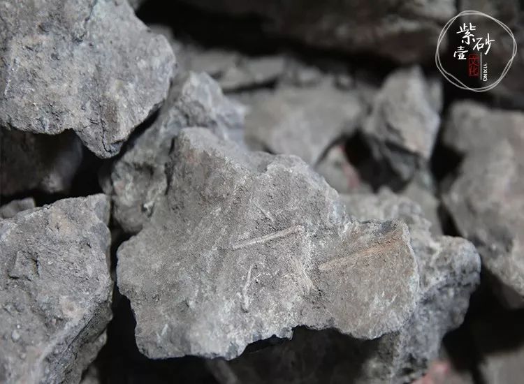 36米左右深度 四号井底槽青矿石36米左右深度 四号井底槽成壶颜色4号