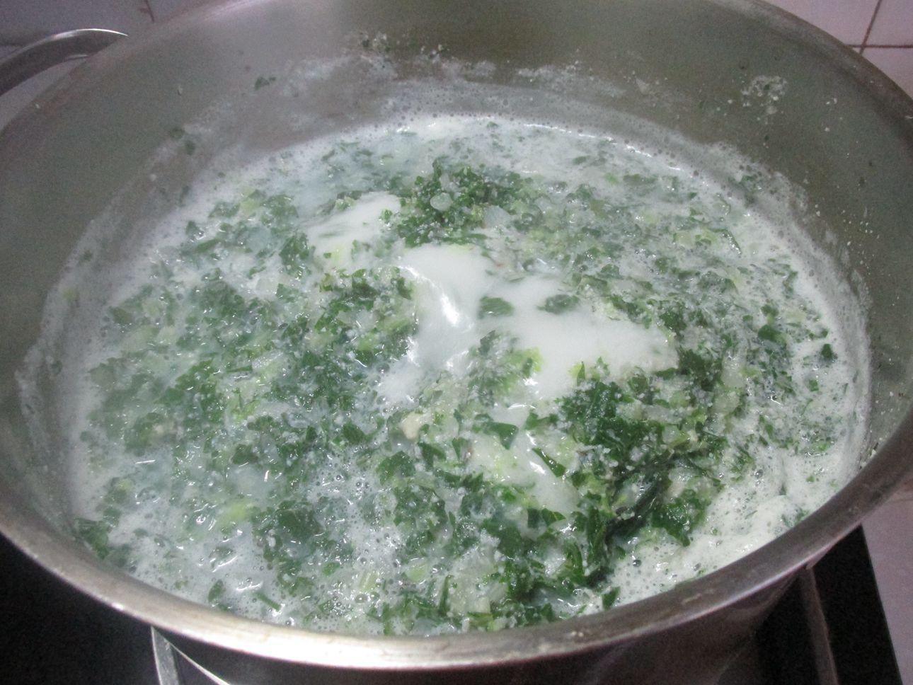 第五步:把黄豆提前浸泡,用料理机打成细腻的黄豆渣,全部倒入锅里.