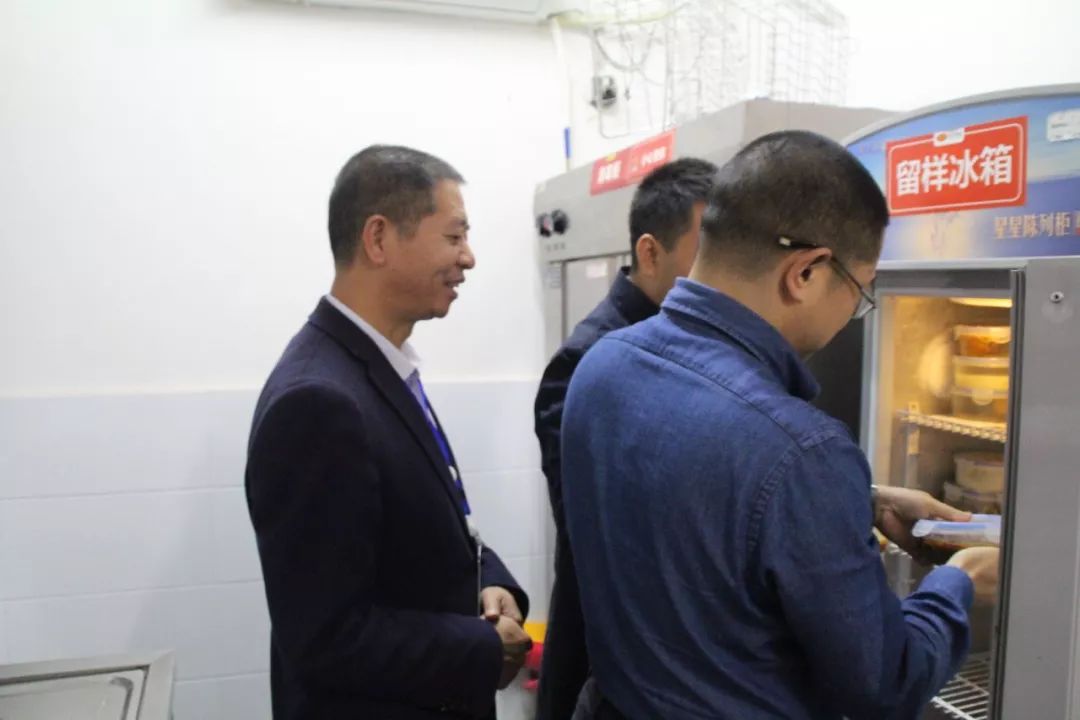 南岸区政府副区长刘永华调研长生桥中学