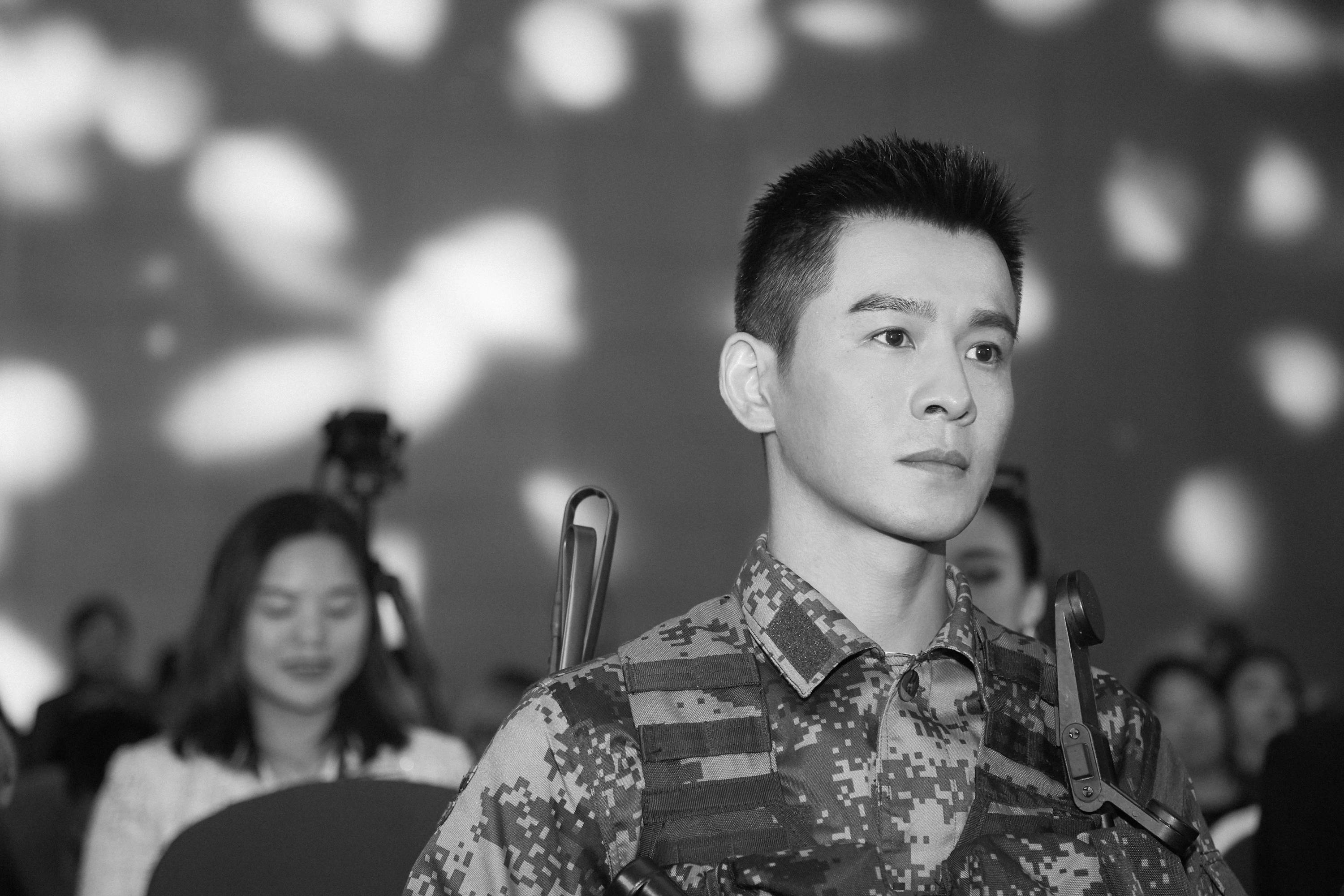 乔振宇出席电影黎明勋章开机仪式寸头军装尽显男人本色